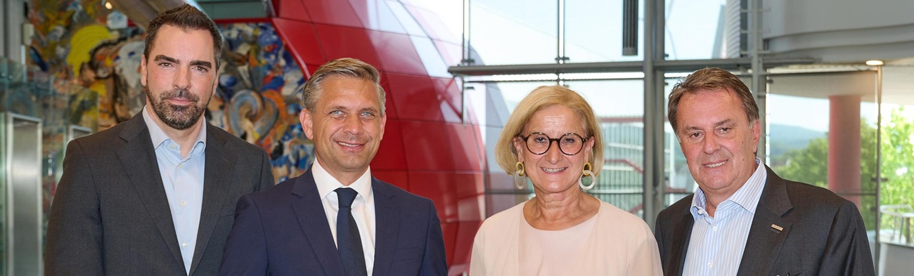 Auf dem Gruppenfoto sind von links nach rechts zu sehen: IV-NÖ-Präsident Kari Ochsner, Wirtschaftsminister Wolfgang Hattmannsdorfer, Landeshauptfrau Johanna Mikl-Leitner und WKNÖ-Präsident Wolfgang Ecker.