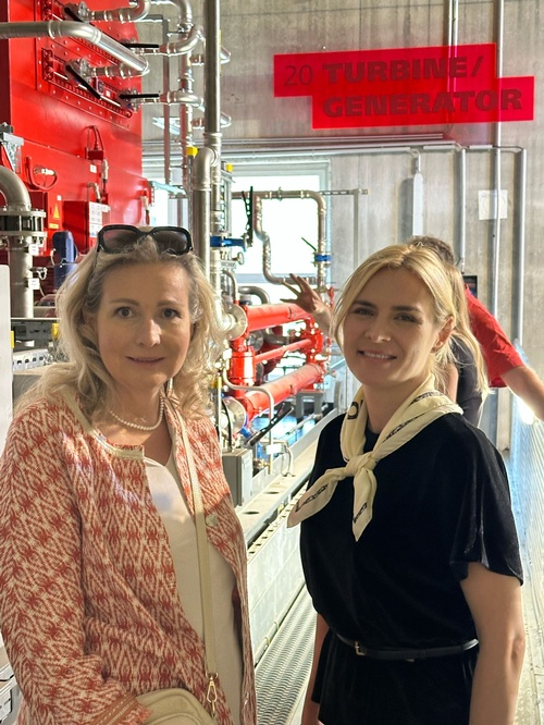 IV-NÖ-Geschäftsführerin Michaela Roither auf der linken Seite des Bildes und Hanna Zamazeeva, Leiterin der ukrainischen Energieagentur, auf der rechten Seite des Bildes, im Maschinenraum des Biomasseheizkraftwerks Krems.