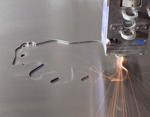 Auf dem Bild ist das Markenzeichen der Berndorf AG, ein Bär - mit Laser graviert - zu sehen. 