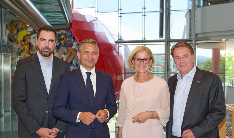 Auf dem Gruppenfoto sind von links nach rechts zu sehen: IV-NÖ-Präsident Kari Ochsner, Wirtschaftsminister Wolfgang Hattmannsdorfer, Landeshauptfrau Johanna Mikl-Leitner und WKNÖ-Präsident Wolfgang Ecker.