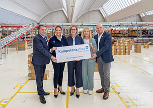 Der neu aufgestellte NÖ Kompetenzatlas wurde vorgestellt, im Bild von links nach rechts: WK-Präsident Wolfgang Ecker, LR Susanne Rosenkranz, LH Johanna Mikl-Leitner, AMS-Landesgeschäftsführerin Sandra Kern und AK-Präsident Markus Wieser.