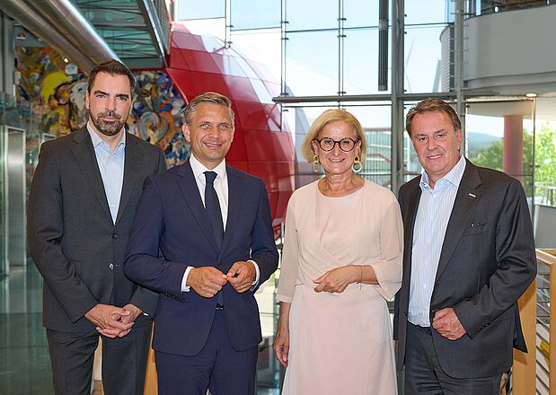 Auf dem Gruppenfoto sind von links nach rechts zu sehen: IV-NÖ-Präsident Kari Ochsner, Wirtschaftsminister Wolfgang Hattmannsdorfer, Landeshauptfrau Johanna Mikl-Leitner und WKNÖ-Präsident Wolfgang Ecker.