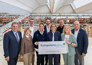 Von links nach rechts: WK-Präsident Wolfgang Ecker, IV-NÖ-Vizepräsidentin Barbara Ascher, der Leiter des Sozialministeriumservice Günther Widy, LR Susanne Rosenkranz, KI-Experte Mathias Lipp-Rosenthal, LH Johanna Mikl-Leitner, Triumph-Geschäftsführer Oliver Rossmann, AMS-Landesgeschäftsführerin Sandra Kern und AK-Präsident Markus Wieser.
