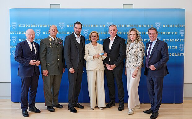 Ein Gruppenfoto mit den Teilnehmern des Forum "Wirtschaft und Sicherheit" (v.l.n.r.): Ecoplus-Geschäftsführer Helmut Miernicki, NÖ Militärkommandant Georg Härtinger, IV-NÖ-Präsident Kari Ochsner, Landeshauptfrau Johanna Mikl-Leitner, IV-Vizepräsident Peter Koren, IV-NÖ-Geschäftsführerin Michaela Roither und WKNÖ-Präsident Wolfgang Ecker. 
