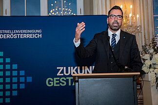 IV-NÖ-Präsident Kari Ochsner spricht am Rednerpult bei der Eröffnung des „Tags der NÖ Industrie“ in Laxenburg; im Hintergrund das Logo der Industriellenvereinigung Niederösterreich mit dem Schriftzug „Zukunft gestalten“.