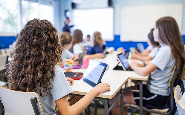 Schülerinnen und Schüler während des Unterrichts in einer Klasse