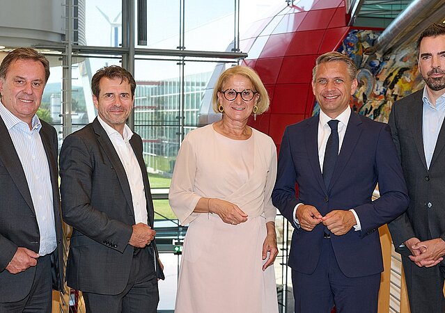 Ein Gruppenfoto, das aufgenommen wurde bei der Veranstaltung Unternehmer-Dialog in Böheimkirchen, von rechts nach links: Der Präsident der IV NÖ, Kari Ochsner, Bundesminister Wolfgang Hattmannsdorfer, Landeshauptfrau Johanna Mikl-Leitner, Alfred Wurmbrand (Sprecher der Geschäftsführung von Würth Österreich) und WKNÖ-Präsident Wolfgang Ecker. 