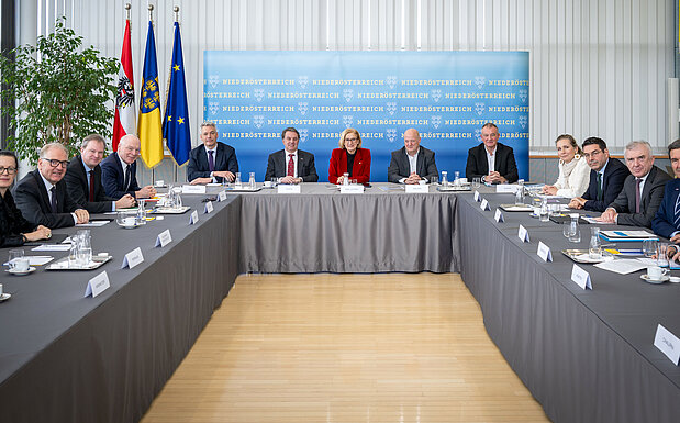 Gruppenfoto vom Forum „Finanzierung und Sicherheit“ rund um Landeshauptfrau Johanna Mikl-Leitner.
