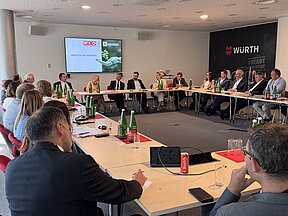 Die Aufnahme zeigt die Teilnehmer des Unternehmer-Dialogs während des Austausches in einem Besprechungsraum der Firma Würth. 