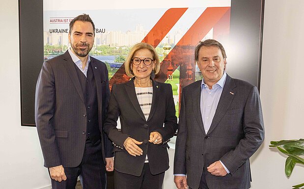 Ein Gruppenfoto mit drei Personen, die vor einem Bildschirm stehen. Von links nach rechts: IV-NÖ-Präsident Kari Ochsner, LH Johanna Mikl-Leitner und WKNÖ-Präsident Wolfgang Ecker