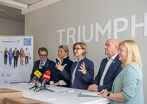 Präsentierten den neu aufgestellten NÖ Kompetenzatlas: WK-Präsident Wolfgang Ecker, LR Susanne Rosenkranz, LH Johanna Mikl-Leitner, AK-Präsident Markus Wieser und AMS-Landesgeschäftsführerin Sandra Kern (von links nach rechts).