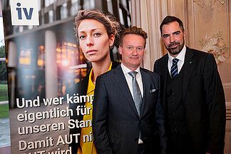 IV-Präsident Georg Knill (l.) und IV-NÖ-Präsident Kari Ochsner (r.) beim „Tag der NÖ Industrie“ in Laxenburg; im Hintergrund ein Plakat der IV-NÖ-Kampagne „Damit AUT nicht OUT wird“.