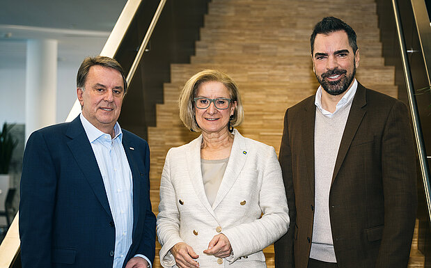 V.l.: Wolfgang Ecker, Präsident der Wirtschaftskammer Niederösterreich, Niederösterreichs Landeshauptfrau, Johanna Mikl-Leitner, und Kari Ochsner, Präsident der Industriellenvereinigung NÖ.