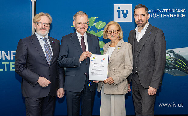 Gruppenfoto vor einer blauen Rückwand mit IV-Logo (v.l.n.r.) IV-OÖ-Präsident Thomas Bründl, OÖ Landeshauptmann Thomas Stelzer, NÖ Landeshauptfrau Johanna Mikl-Leitner, IV-NÖ-Präsident Kari Ochsner mit dem unterzeichneten Industriemanifest.