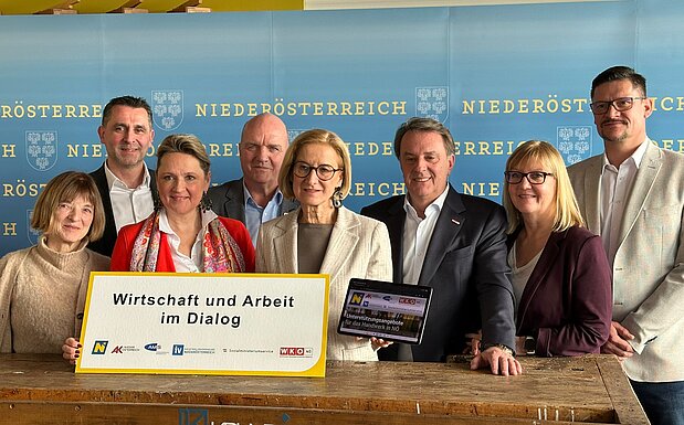 Gruppenfoto von der Veranstaltung: Wirtschaft und Arbeit im Dialog