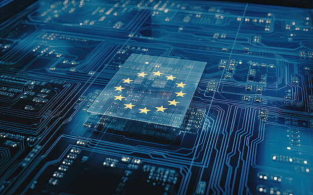 Mikrochip, der als EU-Flagge symbolisiert ist
